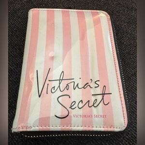 VS makeup brush set zip bag. 4 Never used makeup brushes. Kit missing 1 brush.